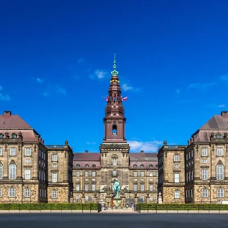 Luxury Penthouse - Private Balcony - Heart Of